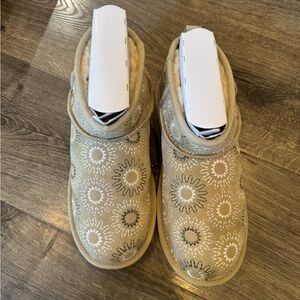 Kids' Classic Ultra Mini Sun Stitch Boot UGG - NEW